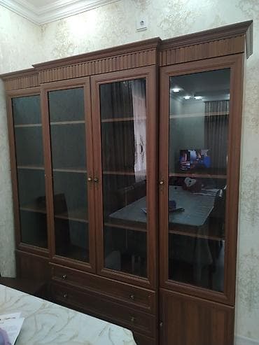 sened dolabi: Klassik tərzli vitrin/dolap - Material: taxta əsaslı korpus, qoz — 1