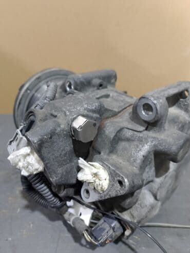 оригинальные запчасти тойота: İşlənmiş avtomobil kondisionerinin kompressoru. Bu kompressor — 3