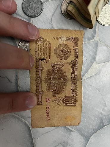 kohnə pullar: Müxtəlif ölkə və dövrlərə aid xırda pullar. köhnə kagiz pullarda var — 4