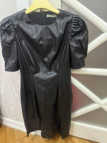 Qara rəngdə dəri görünümlü qadın donu - Material: süni dəri (parlaq