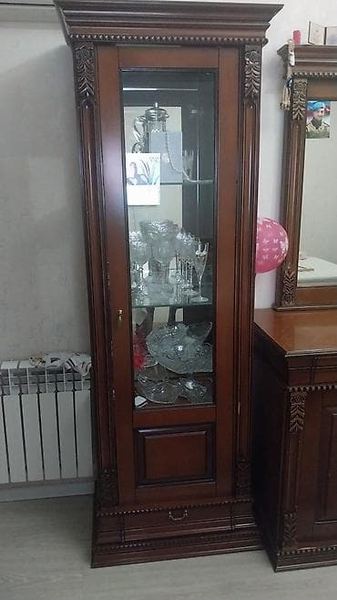 Klassik üslubda qonaq otağı üçün vitrin və bufet dəsti