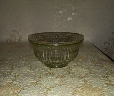 tort qabları: Rusiyanın 1980-cı illər Urşel zavodunun istehsalı olan vazalar. 4 — 3