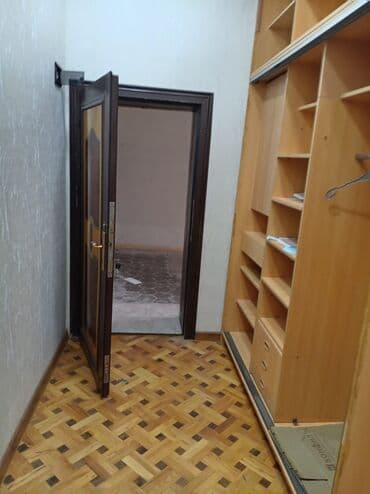 obyek satilir: 1 - məhəllə 4/2 - mərtəbəsində 3 otaq yil qrağı kombisi var polı — 4