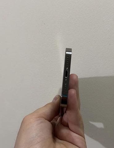 Məhsul: Smartfon (paslanmayan poladdan parlaq kənarlar)