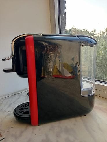 Kapsul qəhvə maşını - Kompakt masaüstü dizayn: qara gövdə, qırmızı