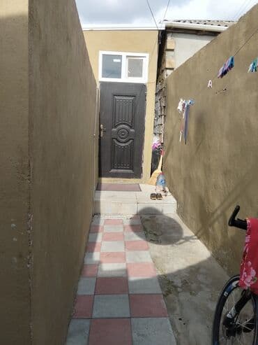 купить бак для воды: 2 otaqlı həyət evi - Giriş: dar həyət yolu, dəmir giriş qapısı və üst — 1