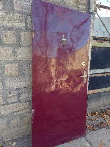ev divar dekorlari: Seyf qapı 
Hündürlüyü 2metr. eni 90 — 2
