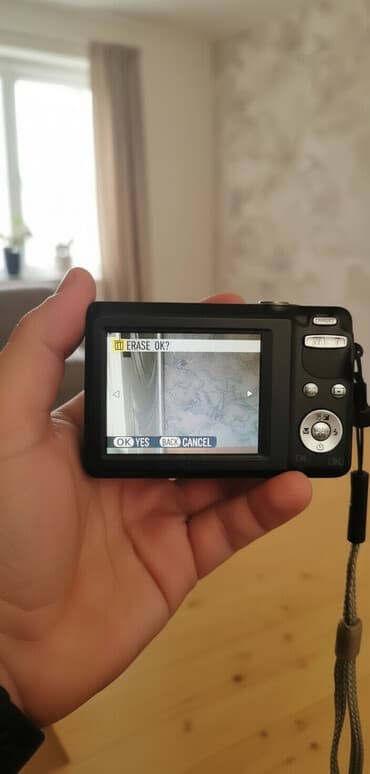Kompakt rəqəmsal fotoaparat - Arxa tərəfdə 2.5–3.0" ölçülü LCD ekran