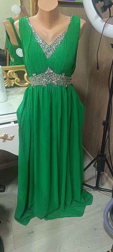 sifon koynekler: Zərif ziyafət geyimləri dəsti 1) Yaşıl maxi don - Dərin V-yaxa, ön — 1