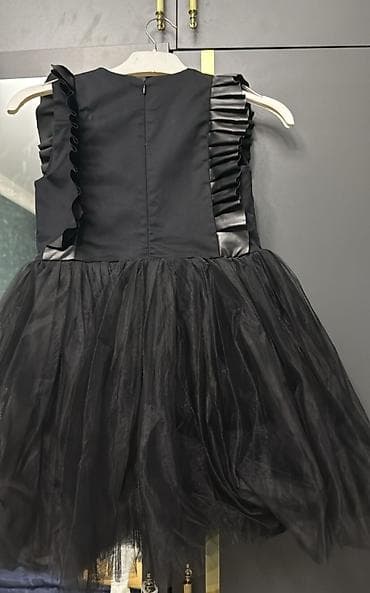 uwaq donu: Qız uşaqları üçün zərif qara paltar .8 yaş üçündür .Yanında şac — 2