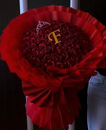 tulpan gulu sekilleri: Qırmızı güllərdən böyük buket - Parlaq qırmızı rəngdə, həcmi böyük — 2