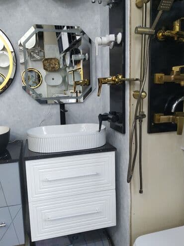 Ağ rəngli, iki çekmeceli dolab üzərində oval formalı ağ unitaz