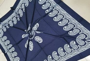 женские красные шарфы: Kəlağayılar. Bu kəlağayıların içi boş K hərfi ilə yazılıdı. Materialı — 18