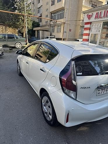 mondial drift 150: Toyota Aqua Hybrid, ağ rəng, 5 qapılı hatchback.taksi buraxılış kartı — 4