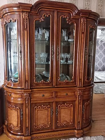 Klassik üslubda yüksək keyfiyyətli qonaq otağı dəsti. Tərkibi: -