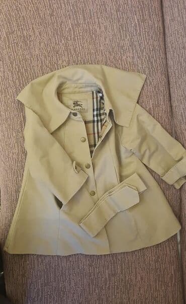Burberry markalı bej rəngdə, içərisi damalı, kəməri olan uşaq plaşı