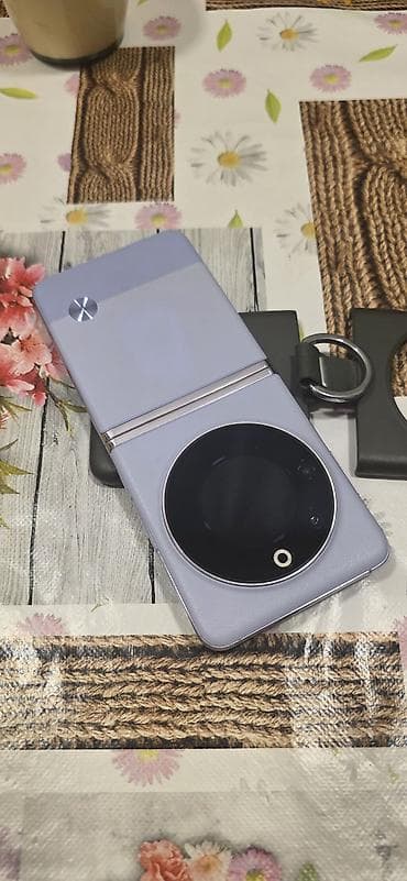 Tecno Phantom V Flip — 2