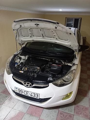 nissan tida 2012: Hyundai Elantra: 1.6 l | 2012 il Sedan — 4