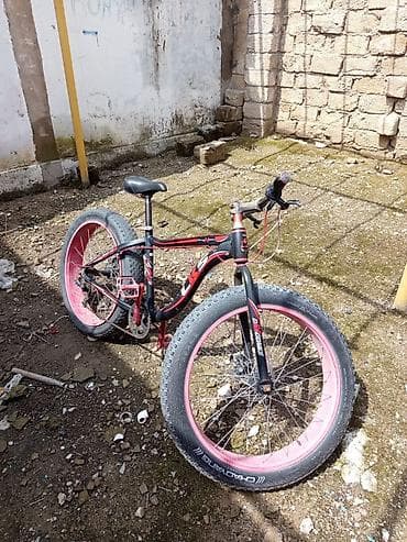 - Geniş, qalın təkərlər: CST “Chaoyang” 26x4.0 ölçülü fatbike şinləri