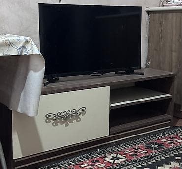 tek stollar: TV stendi: - Material: ağac teksturalı laminat - Rəng: tünd qəhvəyi — 1