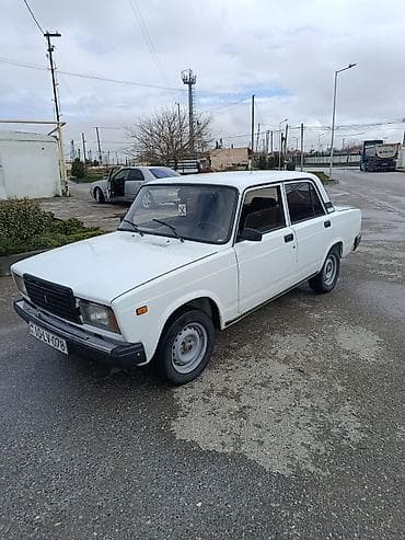 qaz 24 volga: VAZ 2107 sedan - Kuzov: 4 qapılı, klassik ağ rəng - Mühərrik — 2