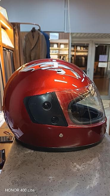 112 mator: Tam üzlü motosiklet dəbilqəsi – qırmızı metalik rəng, üzərində qrafik — 2