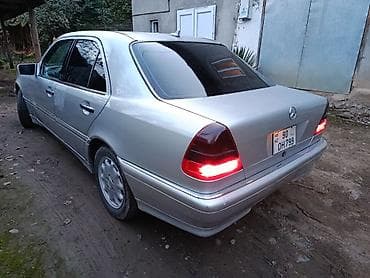 Mercedes-Benz C‑Class sedan (W202), gümüşü rəng. Xüsusiyyətlər: -