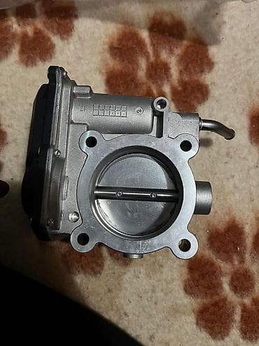 Gümüşü rəngdə olan, avtomobilin mühərrikinə hava axınını tənzimləyən