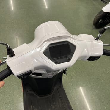 mətbəx pərdələri 2021: Şəhər üçün rahat və zərif skuter - Retro-modern dizayn: ağ/qırmızı — 7