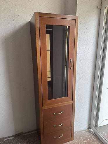 Şüşəli dolab vitrini