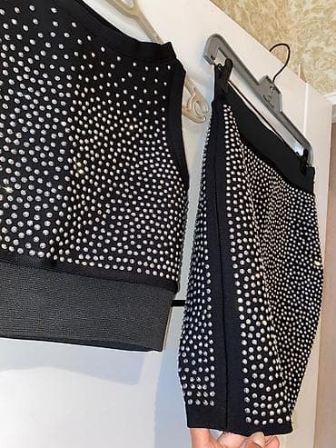 desd paltarlar: Qara rəngdə, daşlarla bəzədilmiş iki hissəli dəst: Materalı beden — 2