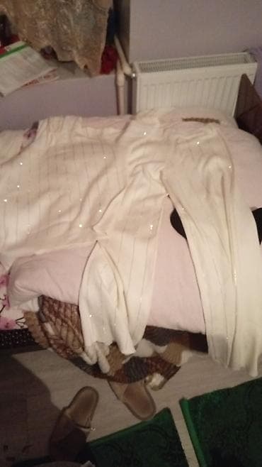 don formalari toy ucun: Ağ rəngli iki hissəli geyim dəsti: - Uzunüst paltar/kardiqan tipli üst — 1