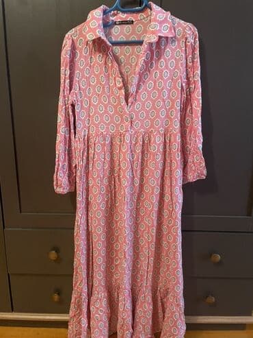 Çəhrayı rəngdə, naxışlı, uzunqol, yaxalıqlı midi don. Donun aşağı