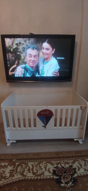 Uşaq beşiyi – ağ rəngdə, taxta materialdan. - Ön və arxa tərəfdə