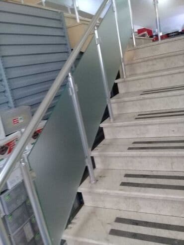 şüşe: Şüşə panellərdən ibarət müasir pilləkən məhəccəri. Məhəccər — 9