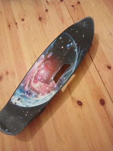 Боксерские груши: Ulduzlu fon üzərində kosmik səhnə təsviri olan, tutqun qara rəngli bir — 4