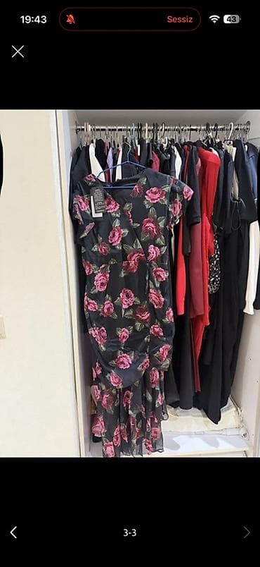 elbiseler: Qara fon üzərində iri çəhrayı-gül naxışlı qadın donu. Dizdən aşağı — 2