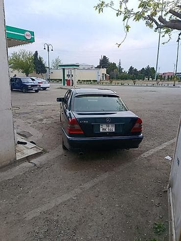 Mercedes-Benz C 180: 1.8 l | 1995 il Sedan