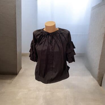 Sviterlər: Krem və qırmızı 4m,qara 5 manat — 2