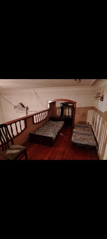 Qarajlar: Ev 28 may metrosuna 2 dəqiqəlik məsafədə yerləşir. 28 moll və adnsu — 4