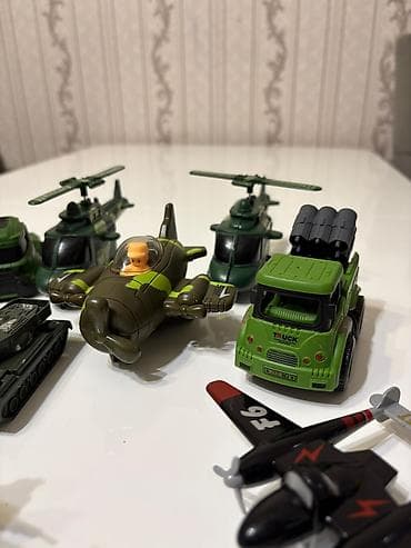 vertolyot: Uşaq oyuncaqları – Hərbi texnika dəsti Məzmun: - 2 ədəd hərbi tank — 3