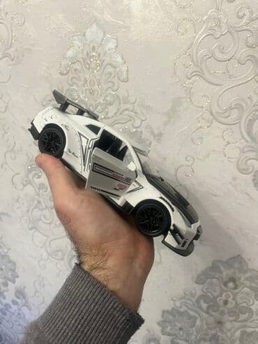 oyun kartları: Yarış üslublu oyuncaq maşın modeli - Korpus: ağ-qara rəng sxemi — 1