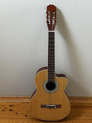 gitara tuner: Gitara demək olar ki, istifadə olunmayıb, yeni kimidir. Case və gitara — 2