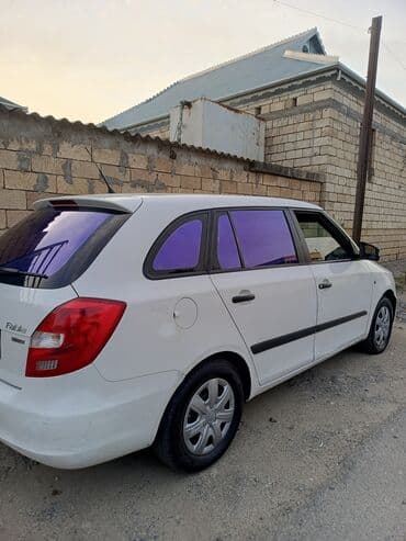 дом на колесах turbo az: Skoda Fabia Combi, ağ rəng, universal kuzov. Özəlliklər: - Geniş — 5