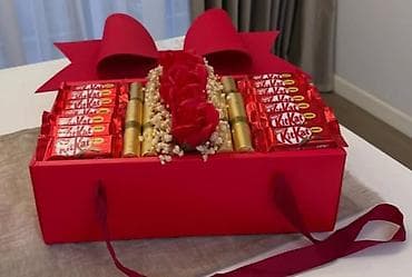 Eynəklər: Hediyyelik şokolad qutumuz münasib qiymete.Sifariş uçün 0702887030 — 1