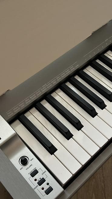 adapt: Medeli rəqəmsal piano – elegant ağ/gümüş korpus və qapaqlı konsol — 4