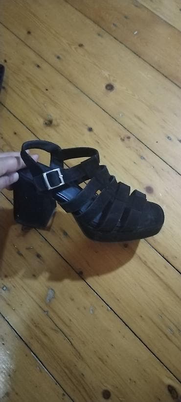 Basanoşka və səndəllər: Qadın sandaleti – qara rəng, qalın blok dabanlı. - Model: kəmərli — 1