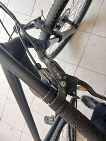шоссейный велосипед trinx: Qara rəngli, Shimano Altus əyləc dəstəyi olan velosiped. Dəstək rahat — 2