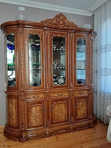 şarlotta bufer çeşka: Klassik üslubda böyük vitrin-bufet - Material: təbii ağac üzərinə — 2