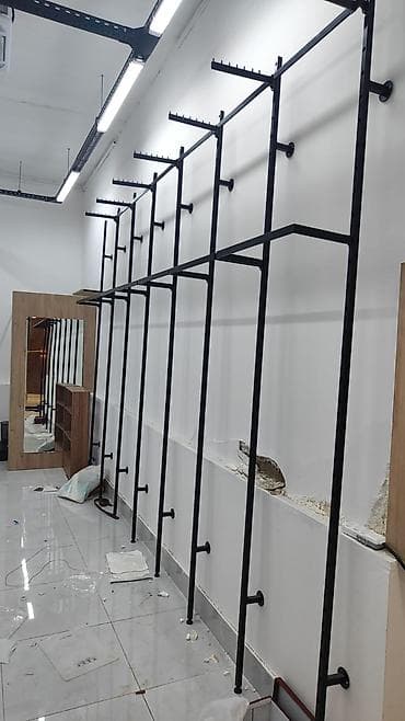 Rəf vitrinləri: Mağaza üçün divar tipli metal asma və rəf sistemi - Material: Qara — 1